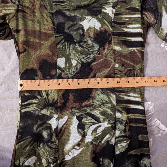 Woman's Dress - Picture 6 of 9